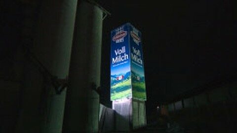 Das größte Milchpackerl Österreichs steht in Mauthausen