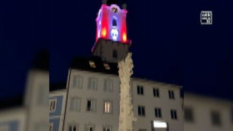 Der Kirchturm von Rohrbach-Berg originell beleuchtet